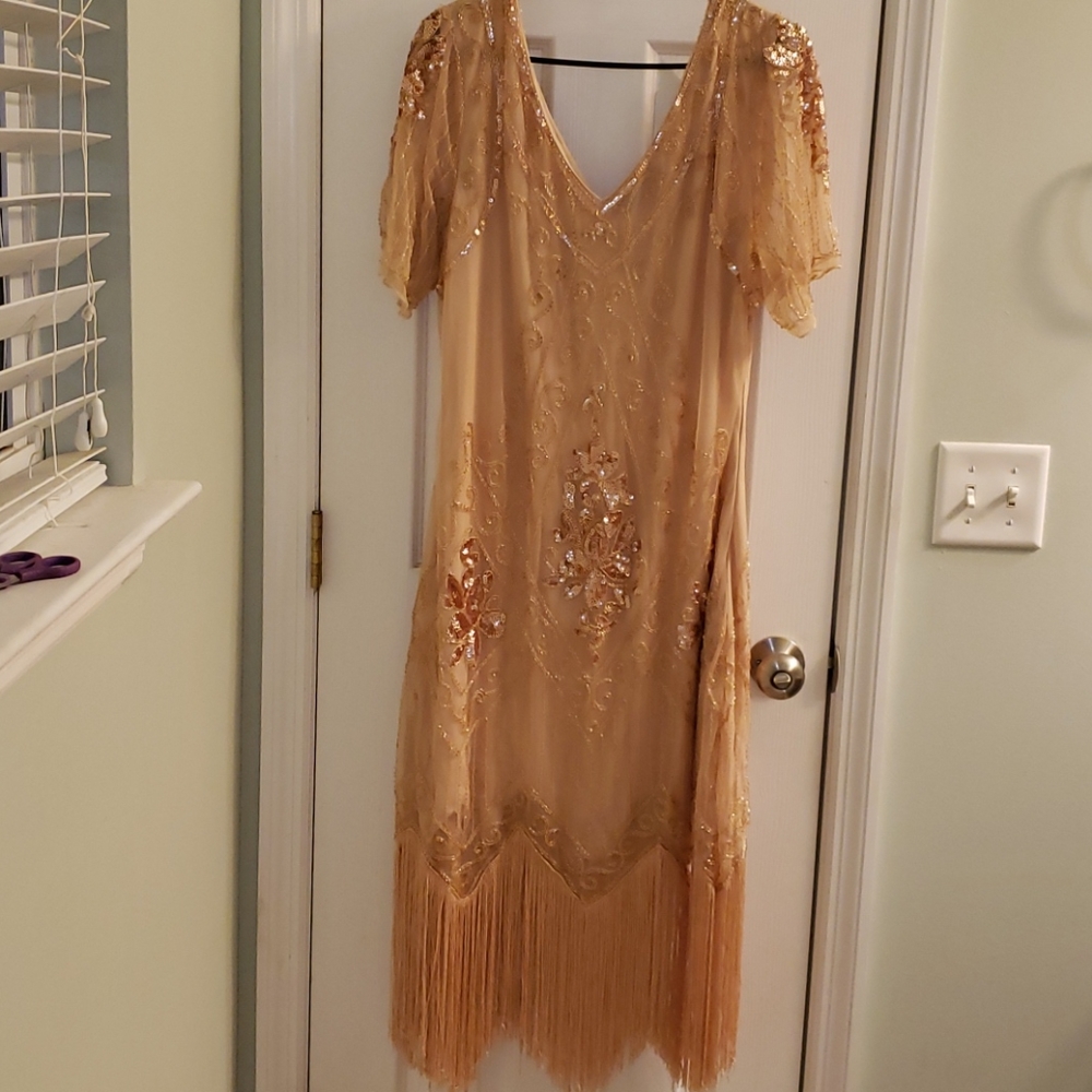 1920s swing dress in the color apricot.
